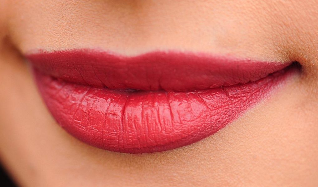 Czerwona szminka – wybierz odpowiedni odcień dla siebie!