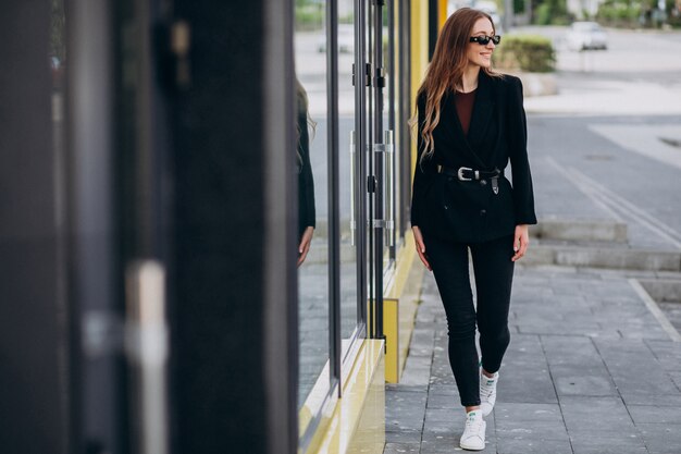 Sztuka łączenia elegancji i sportowego stylu w codziennych stylizacjach