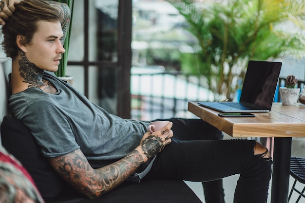 Jak ergonomia mebli wpływa na komfort pracy tatuatora i zadowolenie klienta